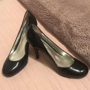Black patent leather round tie pumps